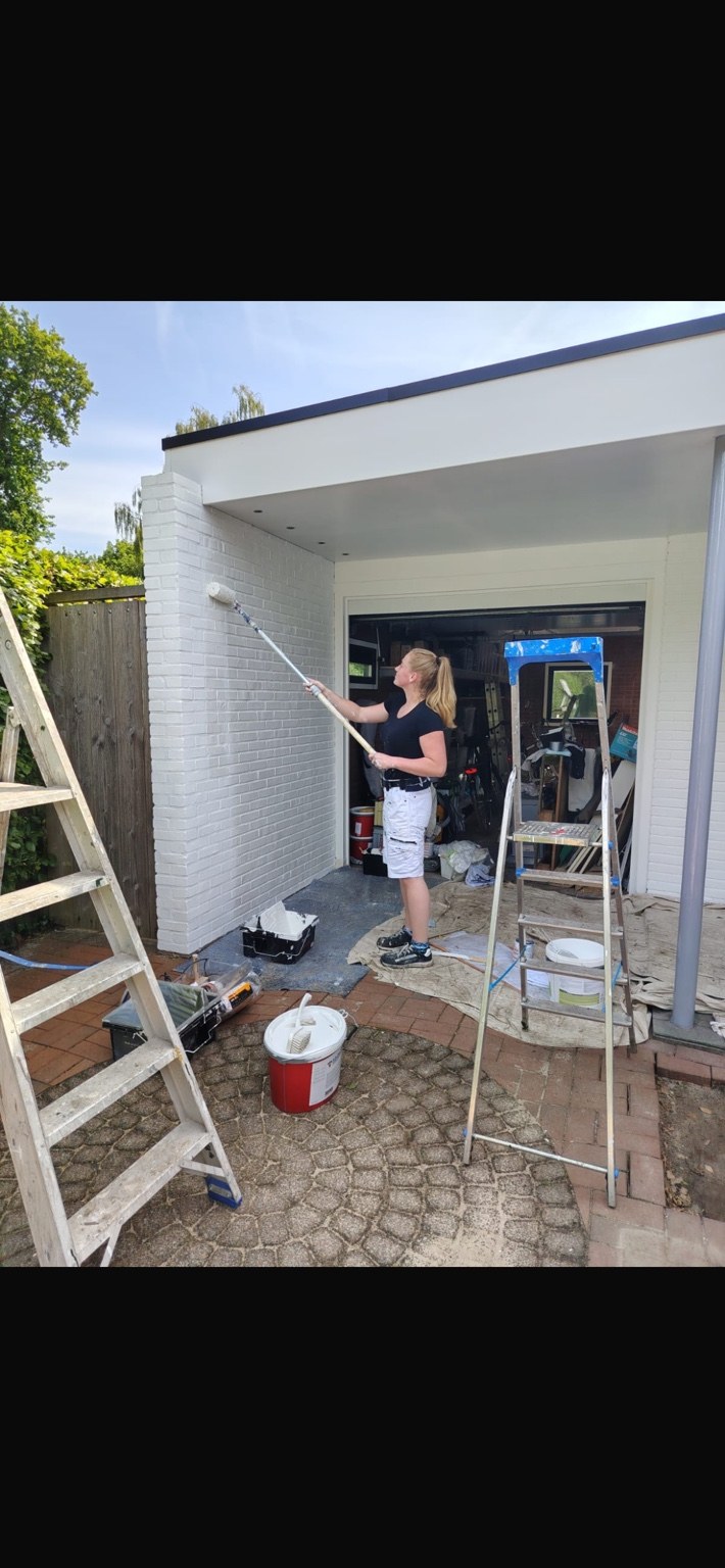 Amber aan het werk met schilderen