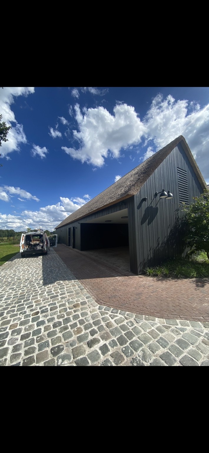 Zwart geschilderd bijgebouw van voren